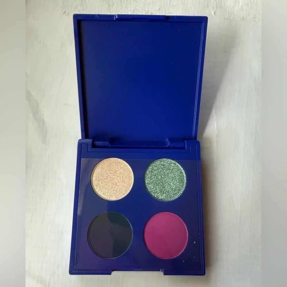 Treslucé Beauty Divine Diosa Eyeshadow Quad Palette